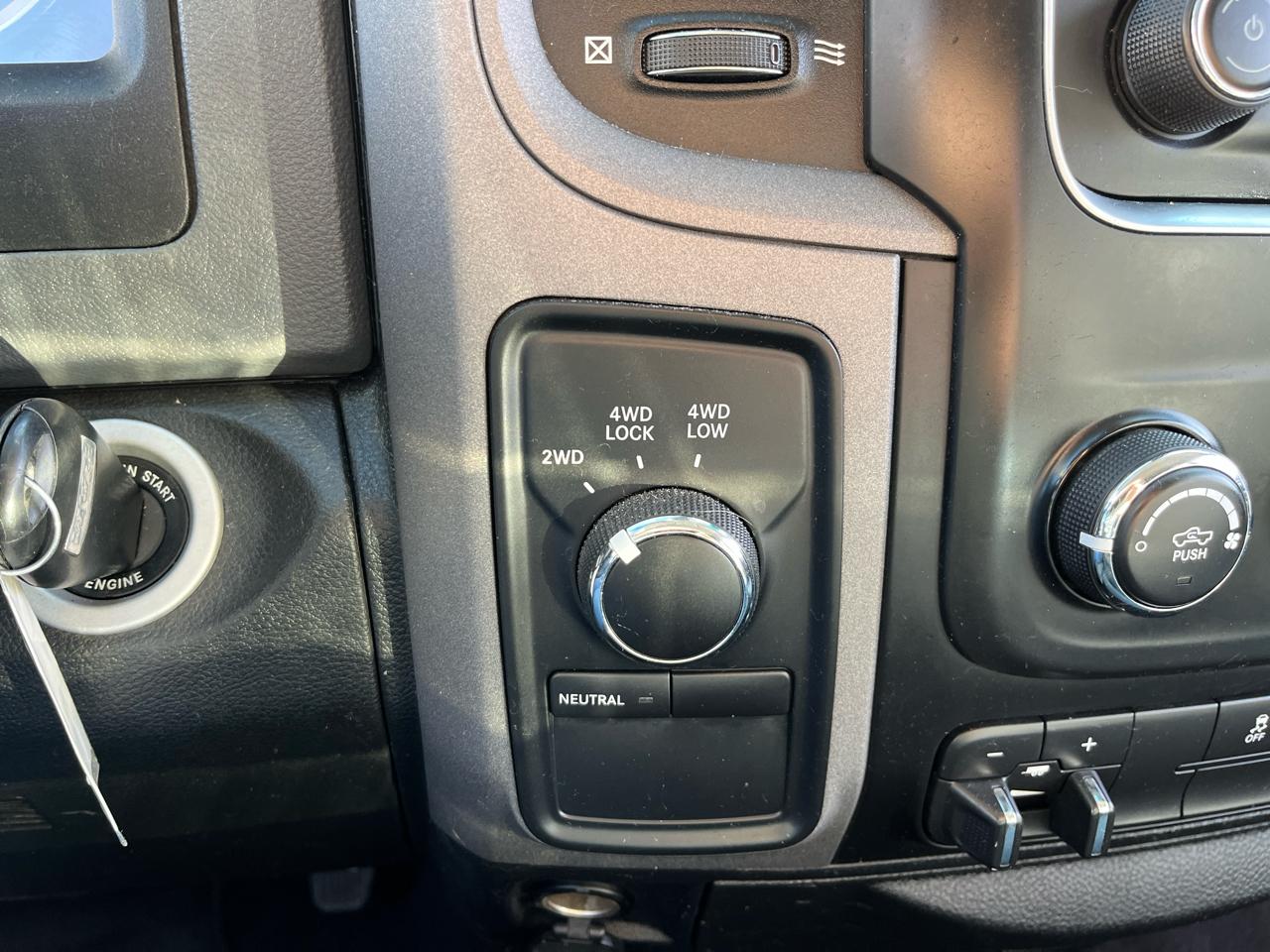 RAM 1500 4WD Quad Cab 140.5" ST 2017