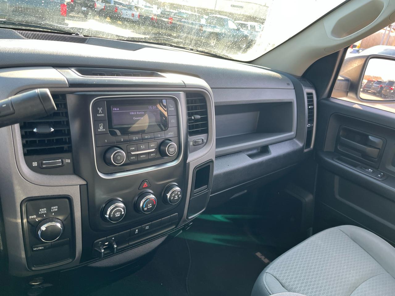 RAM 1500 4WD Quad Cab 140.5" ST 2017