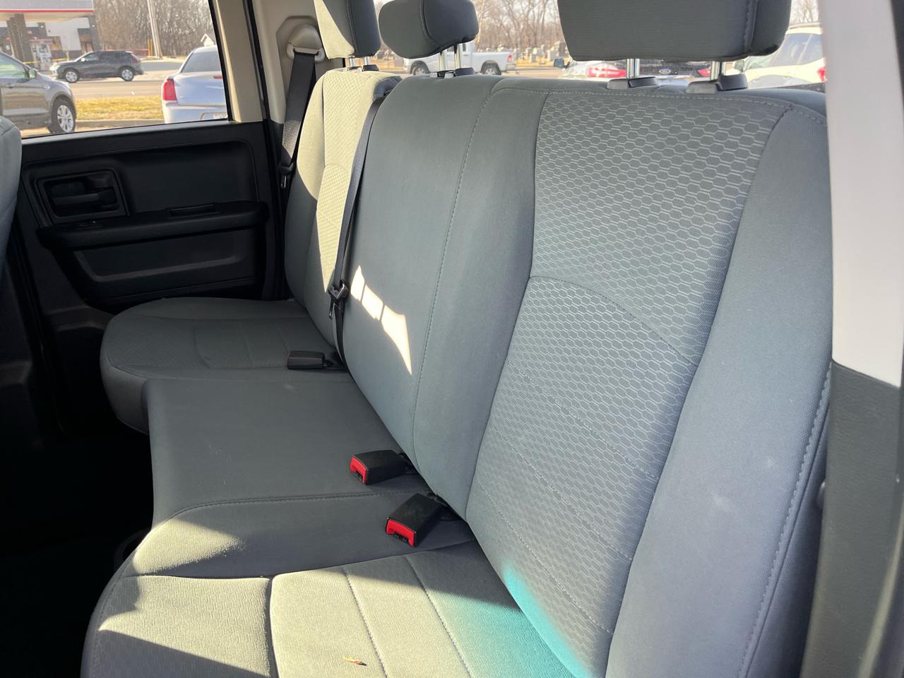 RAM 1500 4WD Quad Cab 140.5" ST 2017