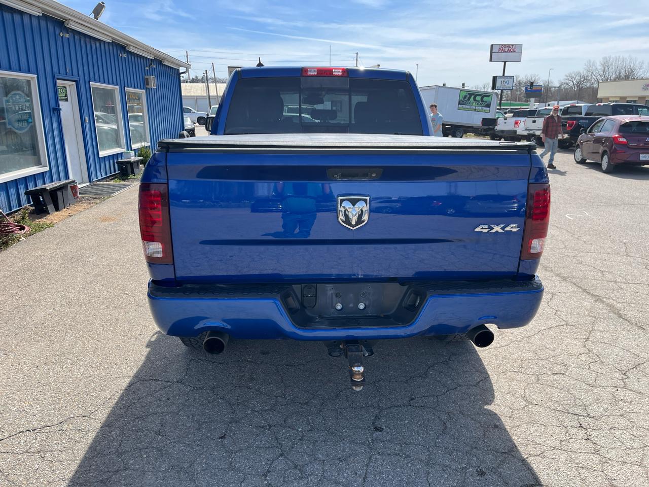 RAM 1500 4WD Crew Cab 140.5" Sport 2015