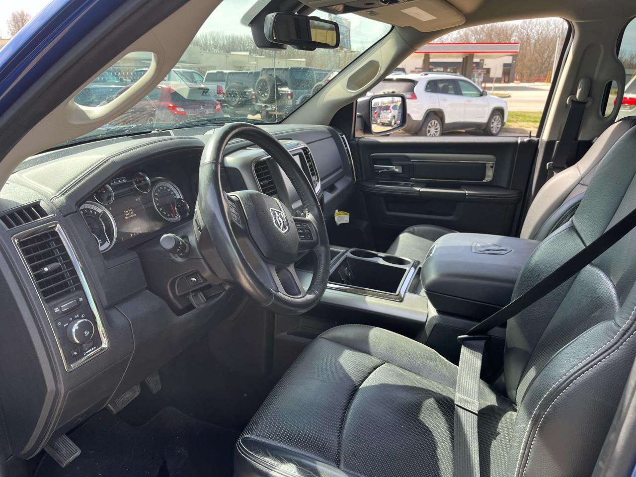 RAM 1500 4WD Crew Cab 140.5" Sport 2015