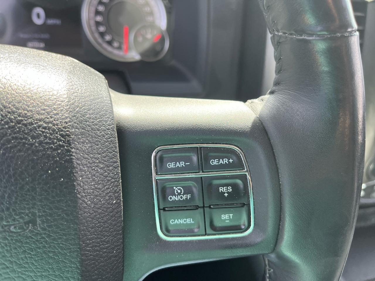 RAM 1500 4WD Crew Cab 140.5" Sport 2015