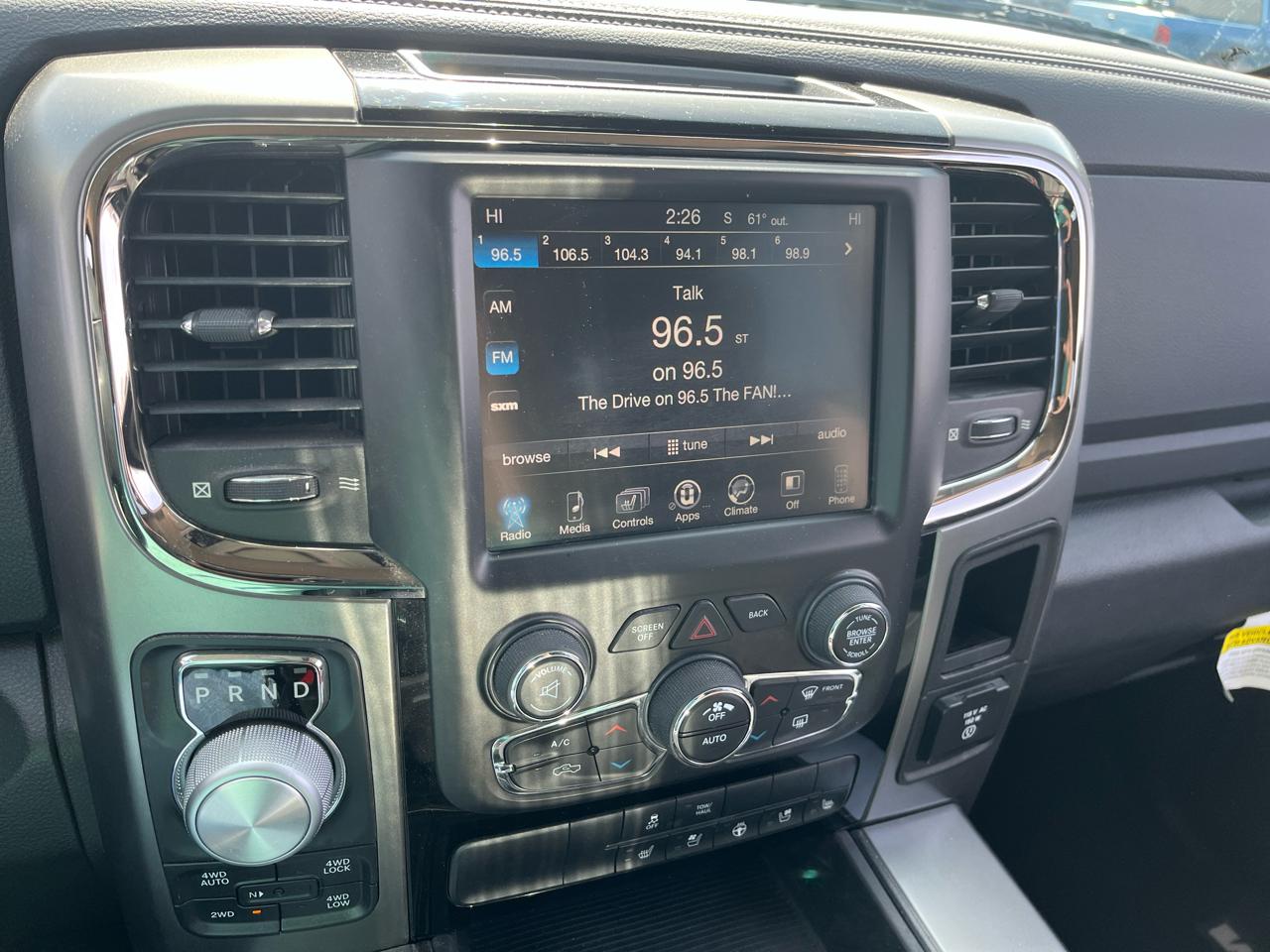 RAM 1500 4WD Crew Cab 140.5" Sport 2015