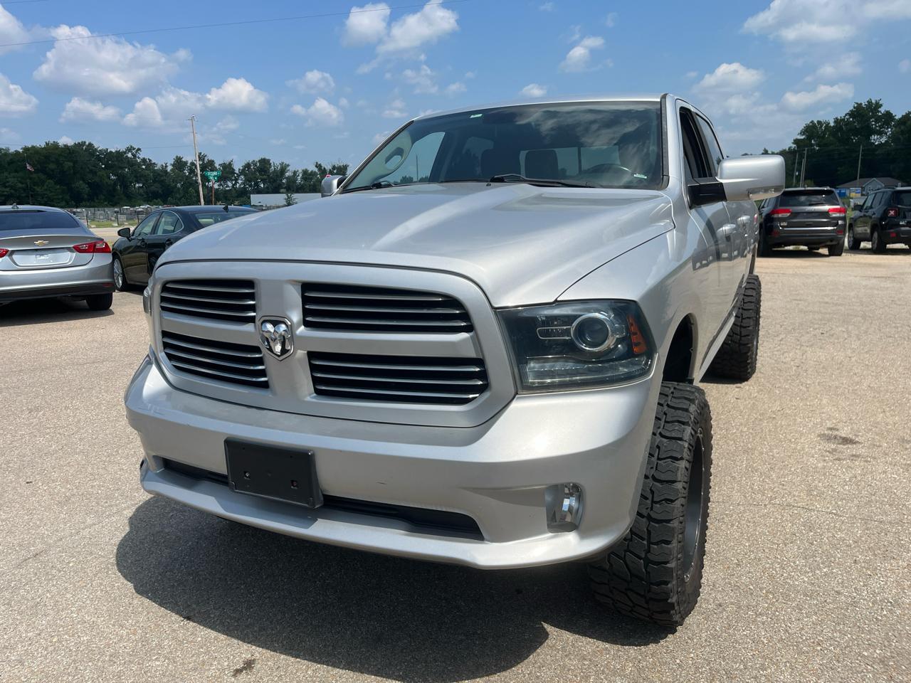 RAM 1500 4WD Crew Cab 140.5" Sport 2015