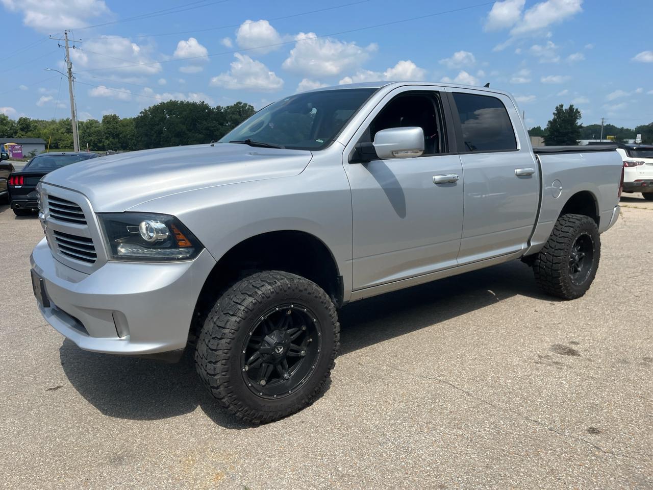 RAM 1500 4WD Crew Cab 140.5" Sport 2015