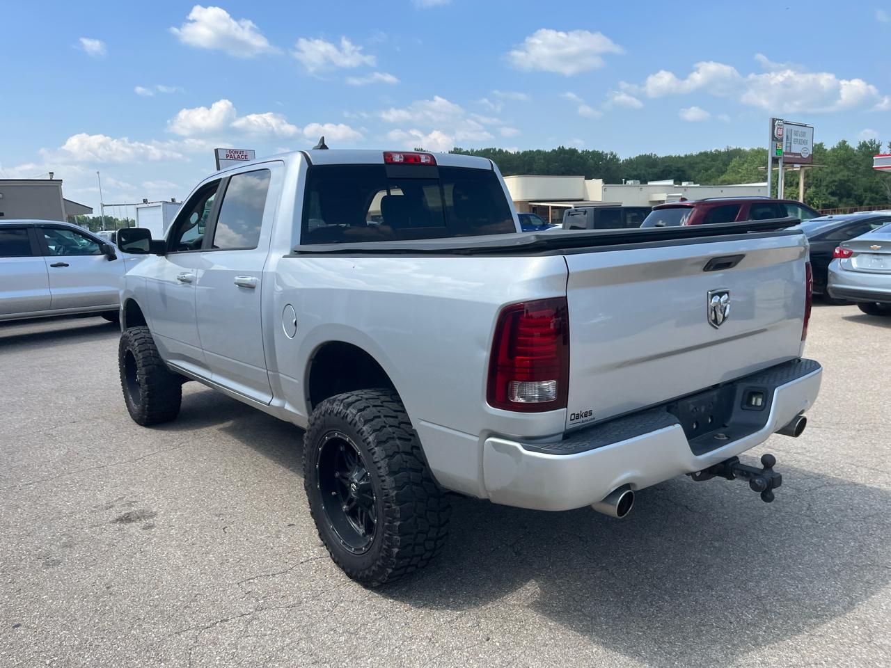 RAM 1500 4WD Crew Cab 140.5" Sport 2015