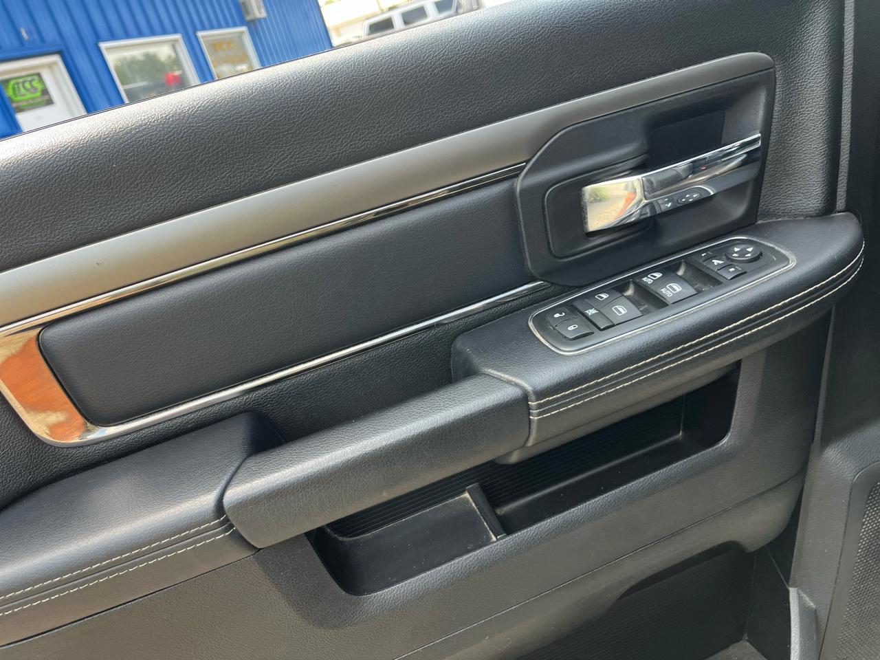 RAM 1500 4WD Crew Cab 140.5" Sport 2015