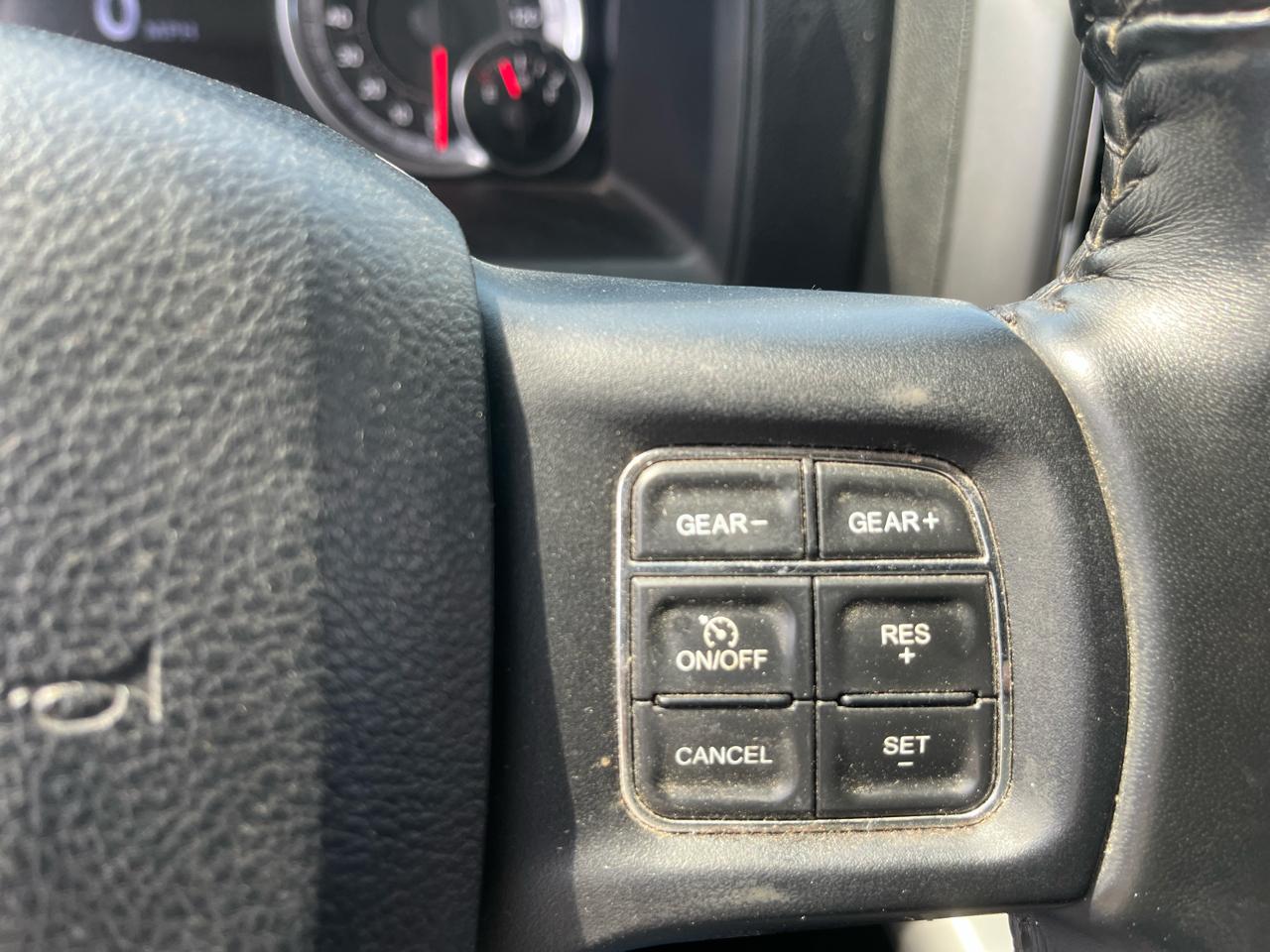 RAM 1500 4WD Crew Cab 140.5" Sport 2015