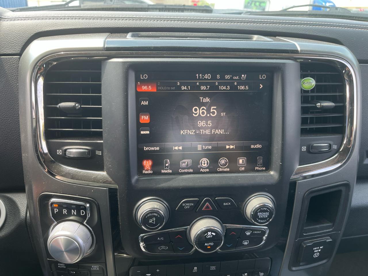 RAM 1500 4WD Crew Cab 140.5" Sport 2015