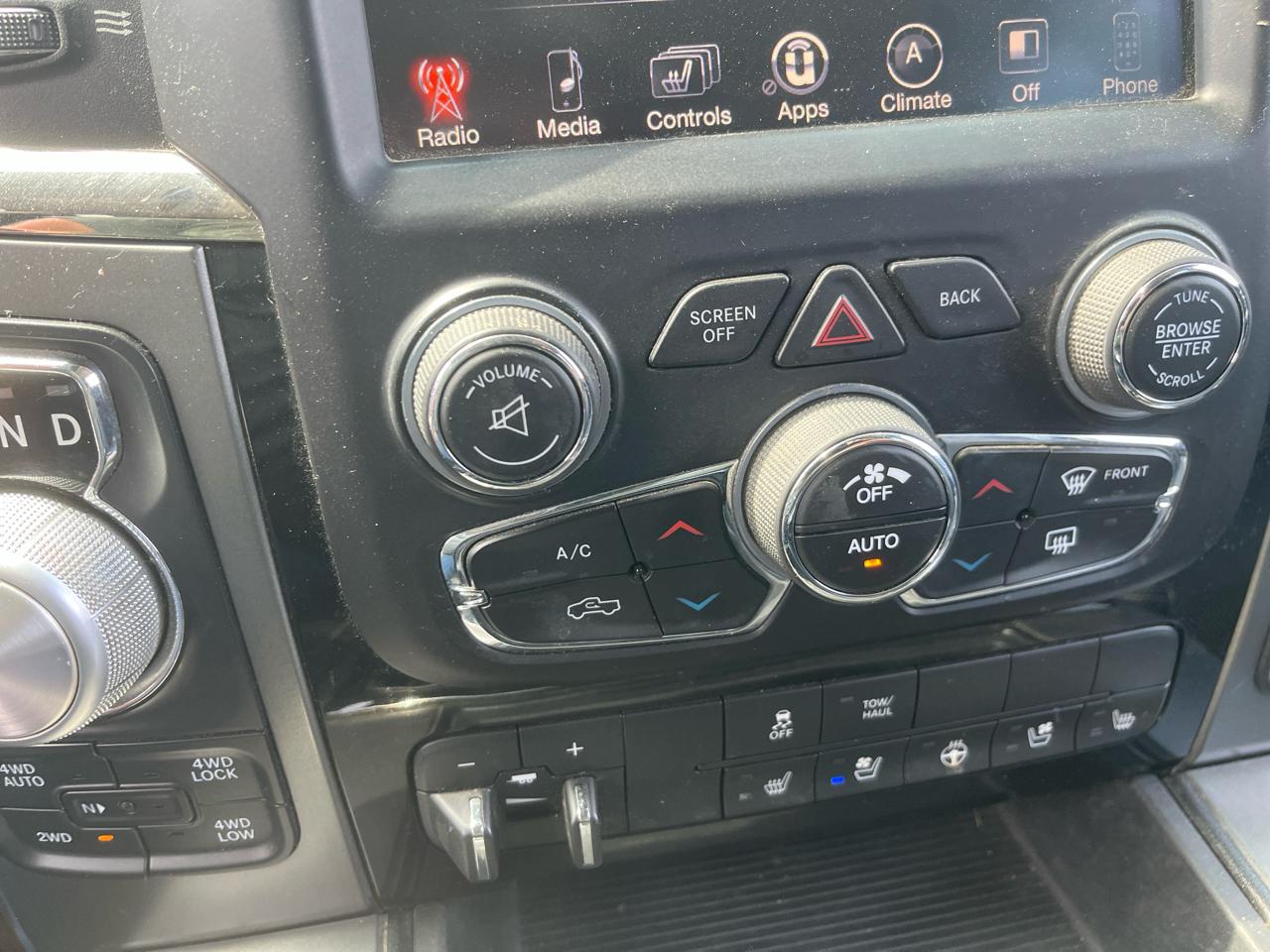 RAM 1500 4WD Crew Cab 140.5" Sport 2015