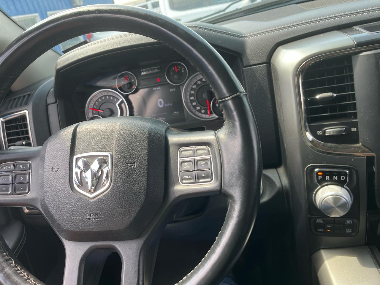 RAM 1500 4WD Crew Cab 140.5" Sport 2015