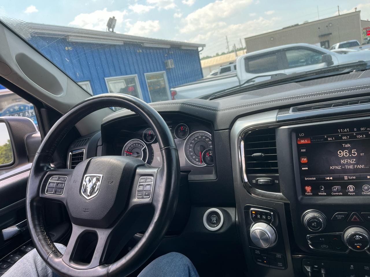 RAM 1500 4WD Crew Cab 140.5" Sport 2015