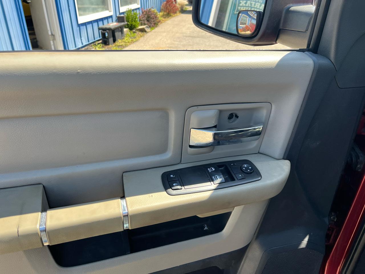 RAM 1500 4WD Reg Cab 120.5" SLT 2011