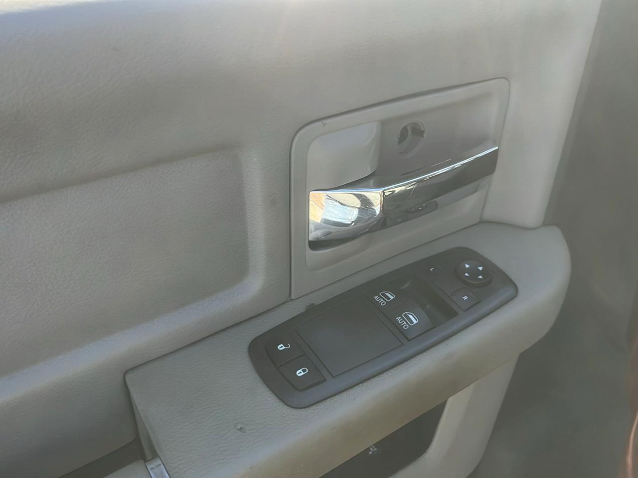 RAM 1500 4WD Reg Cab 120.5" SLT 2011