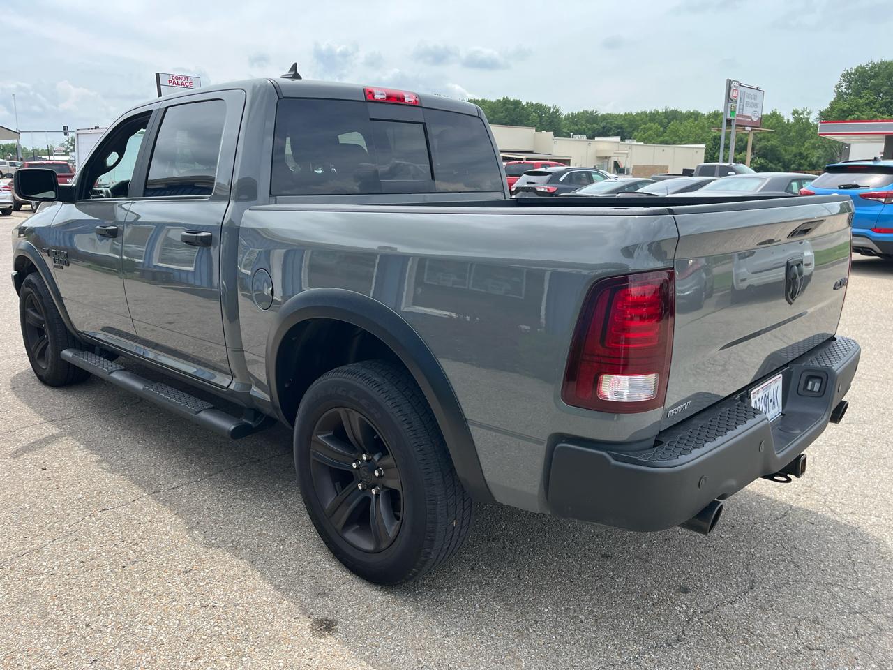 RAM 1500 Classic Warlock 4x4 Crew Cab 5'7" Box 2022