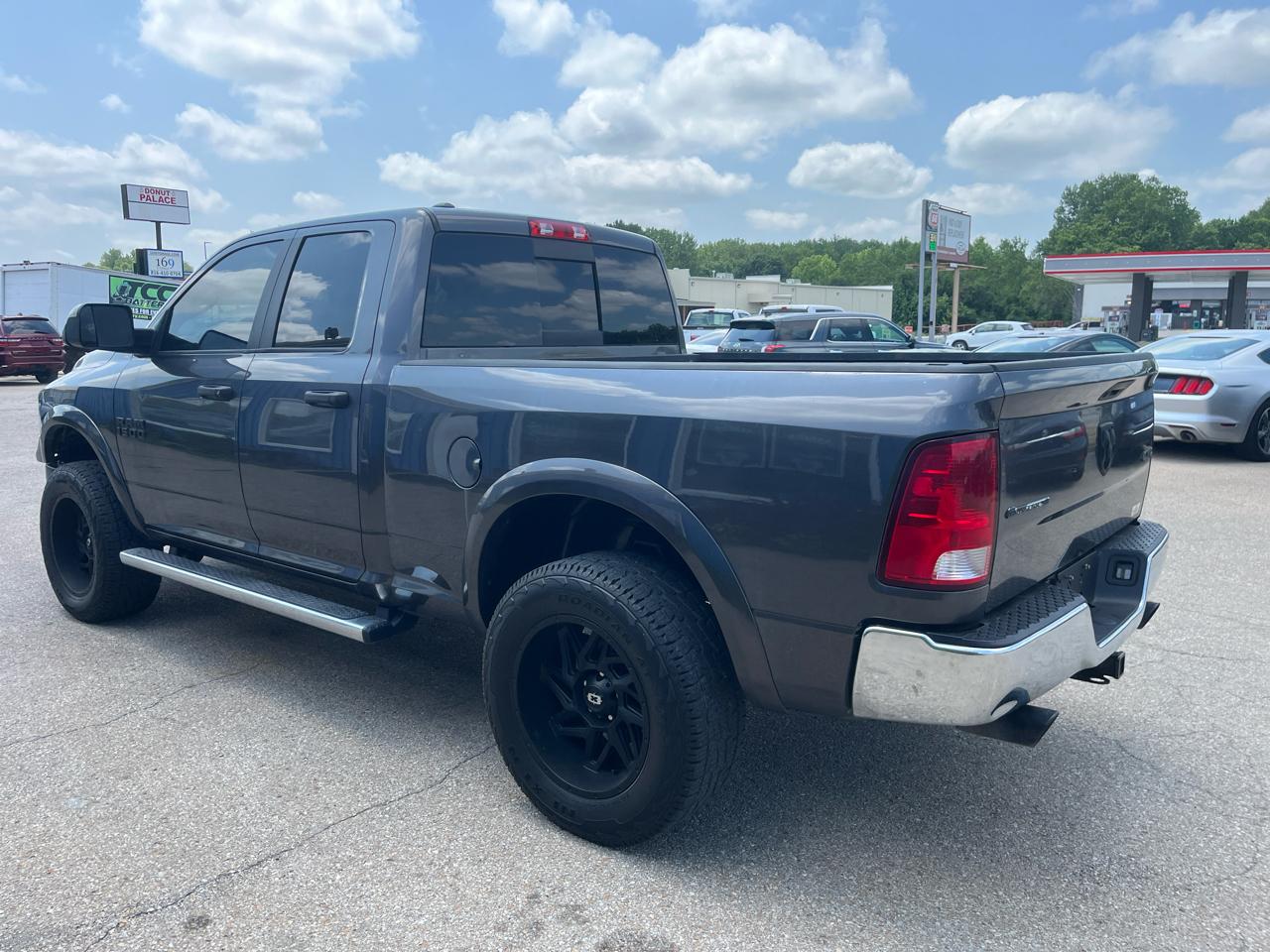 RAM 1500 4WD Quad Cab 140.5" Outdoorsman 2017
