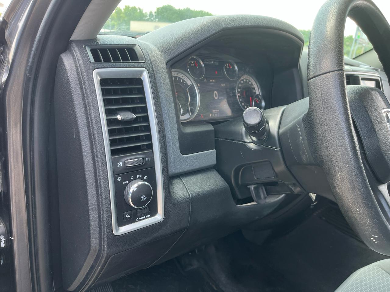 RAM 1500 4WD Quad Cab 140.5" Outdoorsman 2017