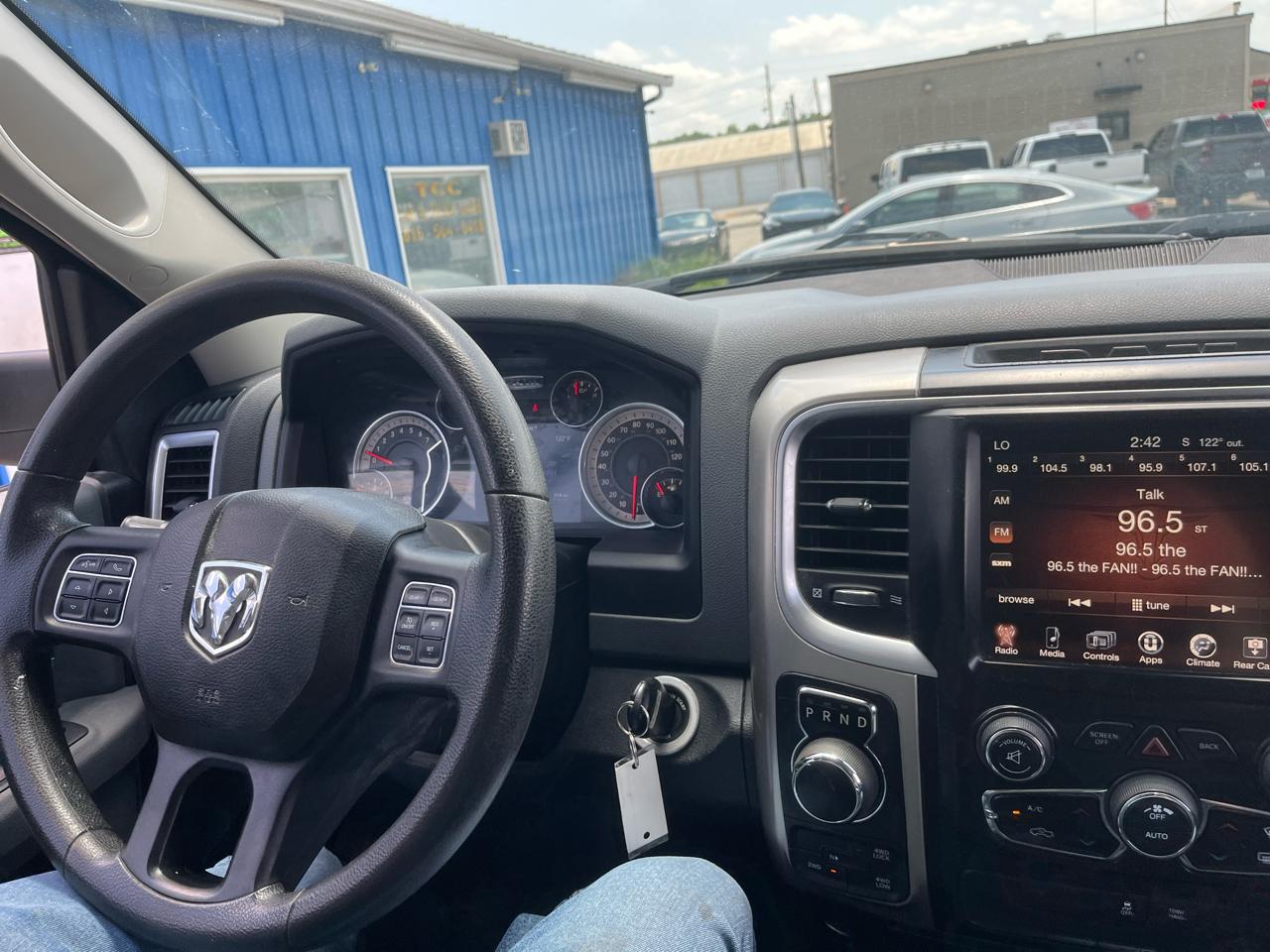 RAM 1500 4WD Quad Cab 140.5" Outdoorsman 2017