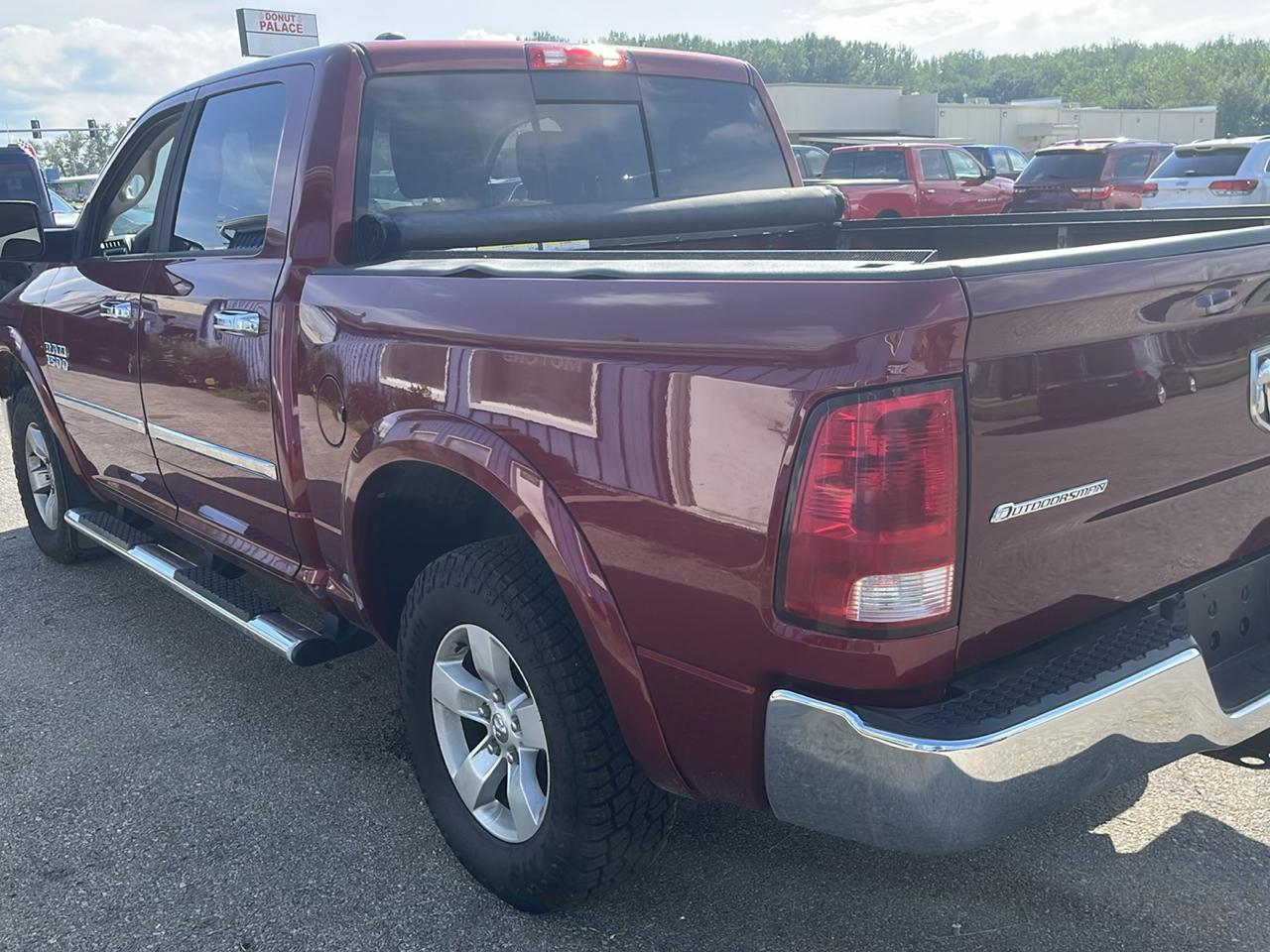 RAM 1500 4WD Crew Cab 140.5" Outdoorsman 2015
