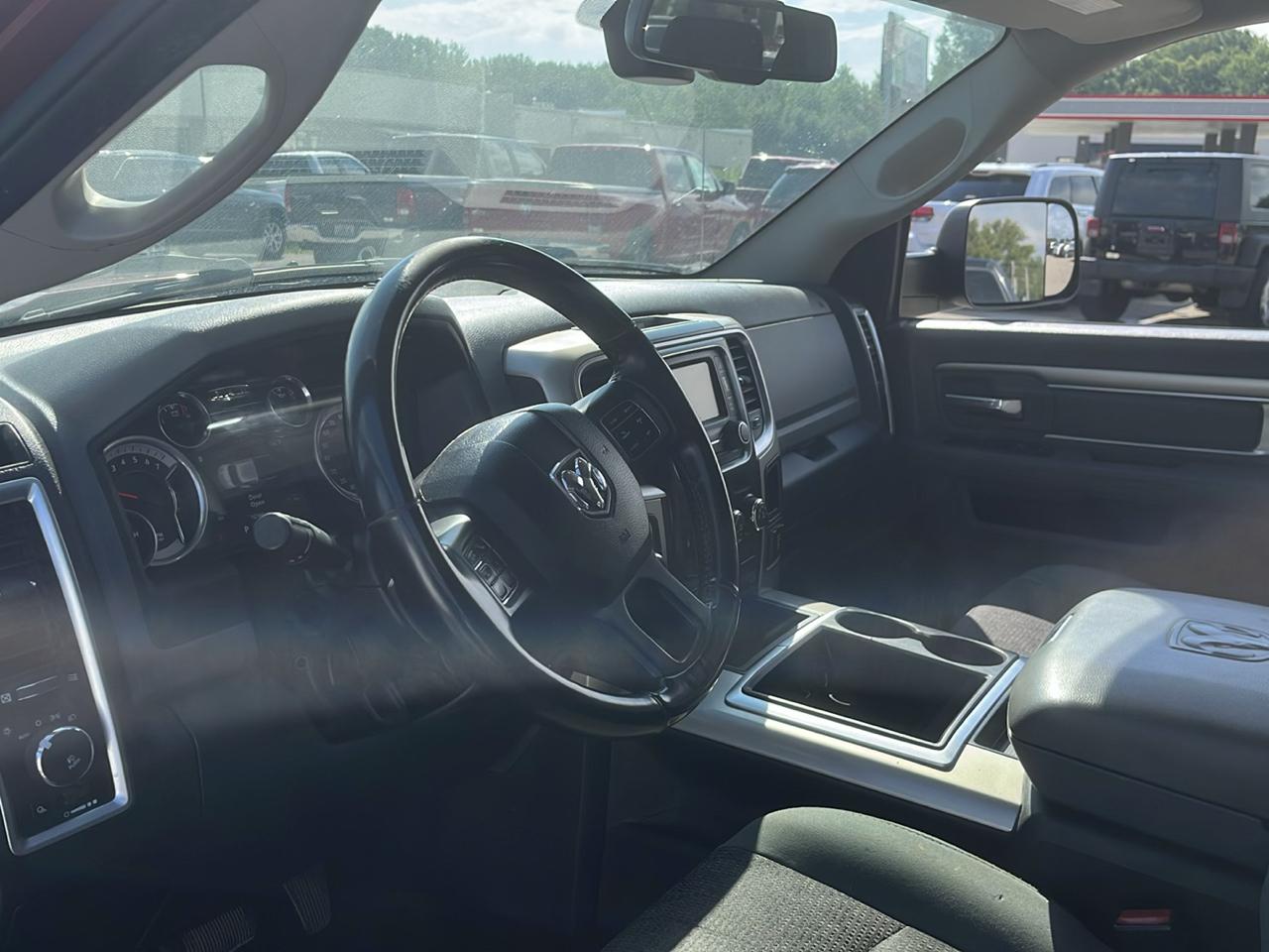 RAM 1500 4WD Crew Cab 140.5" Outdoorsman 2015