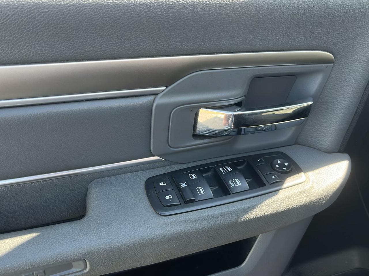 RAM 1500 4WD Crew Cab 140.5" Outdoorsman 2015