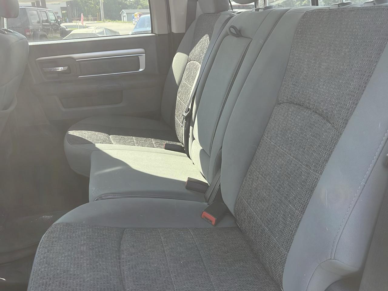 RAM 1500 4WD Crew Cab 140.5" Outdoorsman 2015
