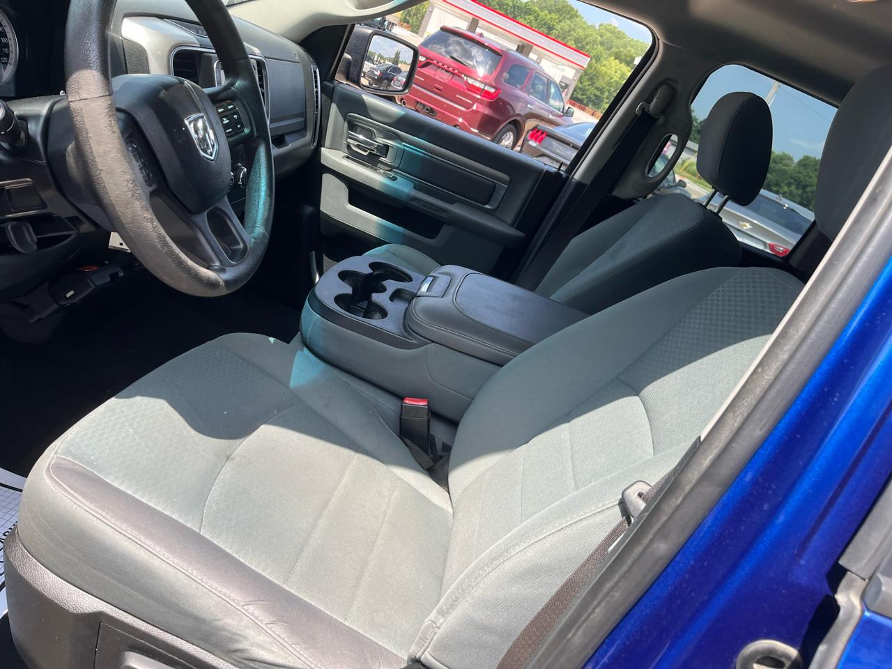 RAM 1500 4WD Quad Cab 140.5" SLT 2017