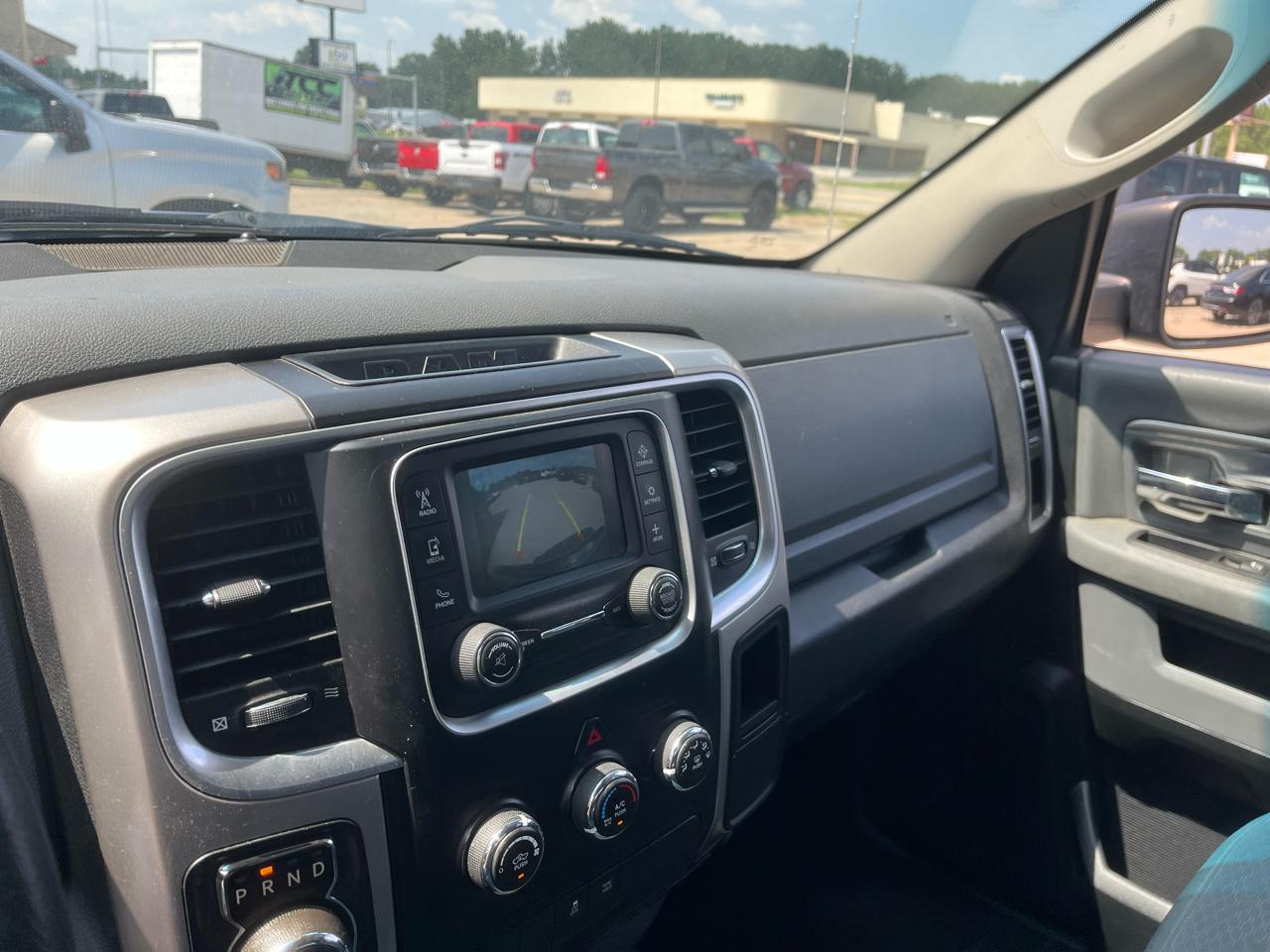 RAM 1500 4WD Quad Cab 140.5" SLT 2017
