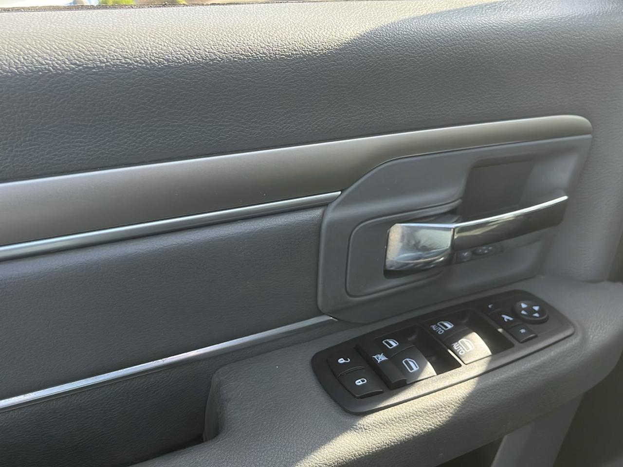 RAM 1500 4WD Crew Cab 140.5" SLT 2014