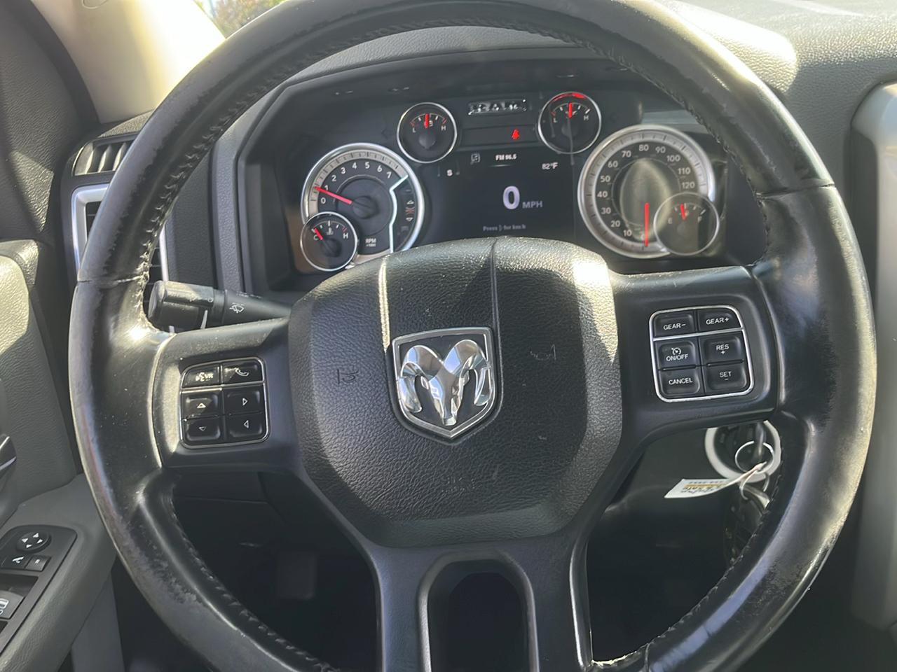RAM 1500 4WD Crew Cab 140.5" SLT 2014