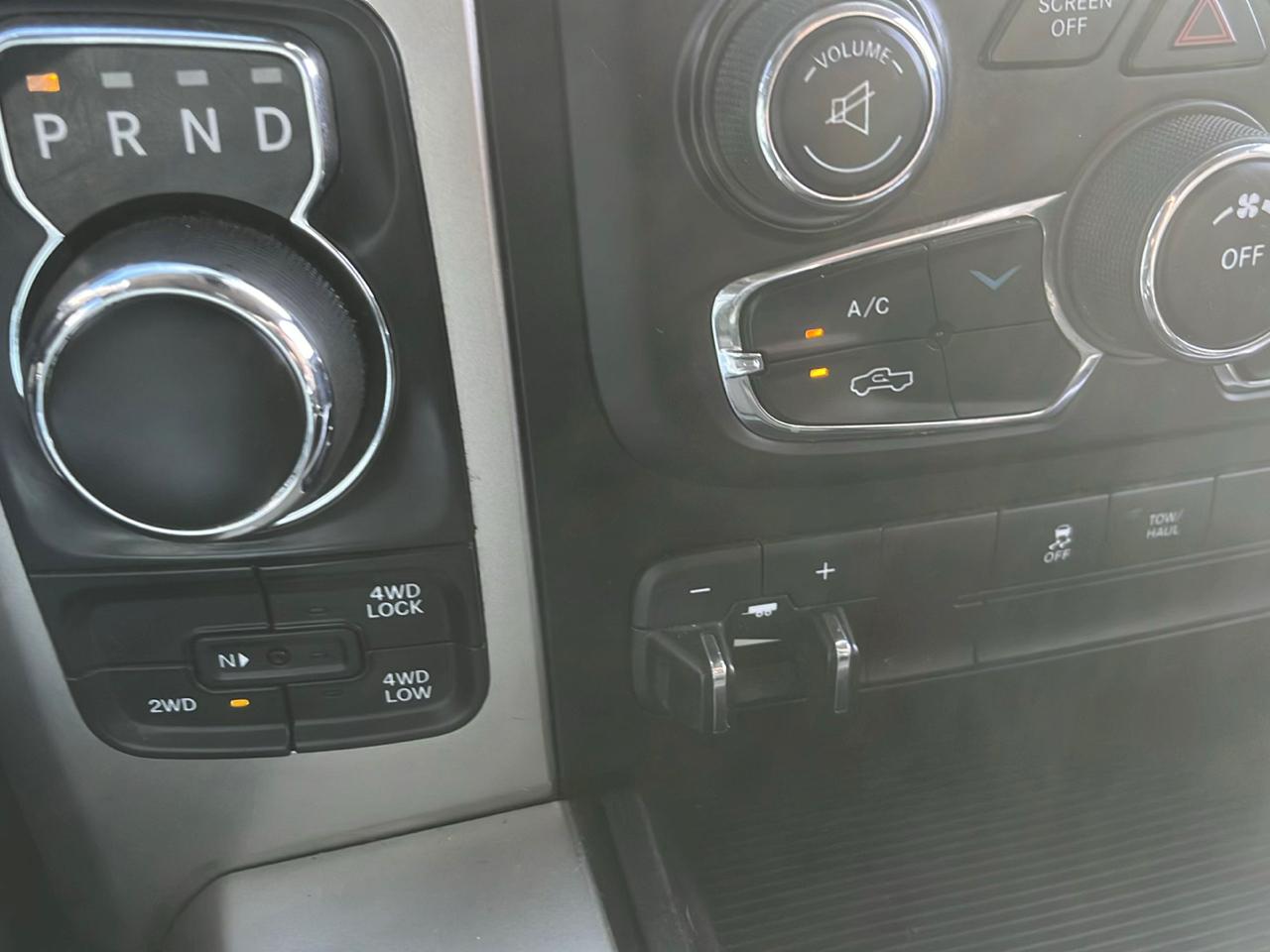 RAM 1500 4WD Crew Cab 140.5" SLT 2014
