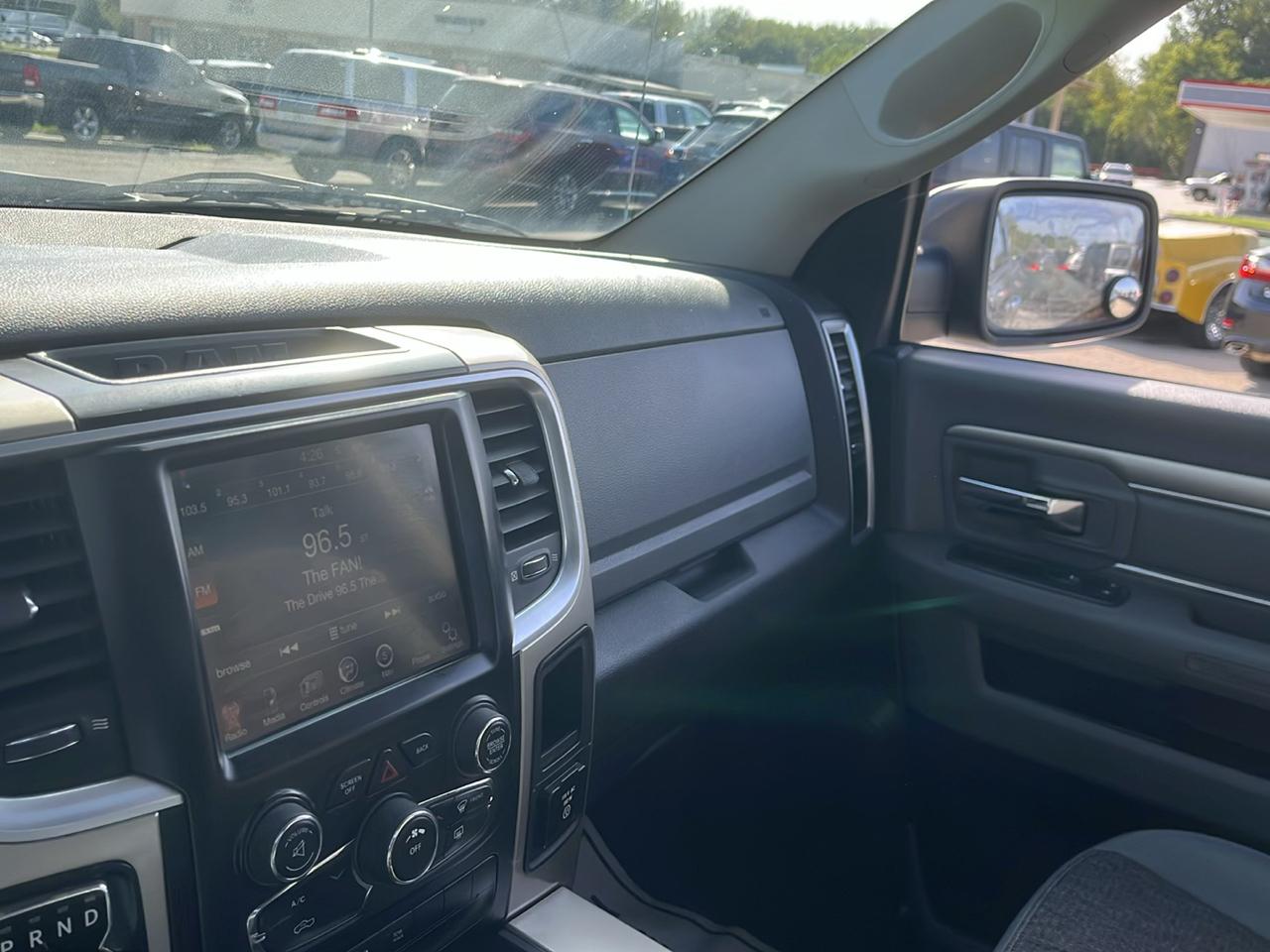 RAM 1500 4WD Crew Cab 140.5" SLT 2014