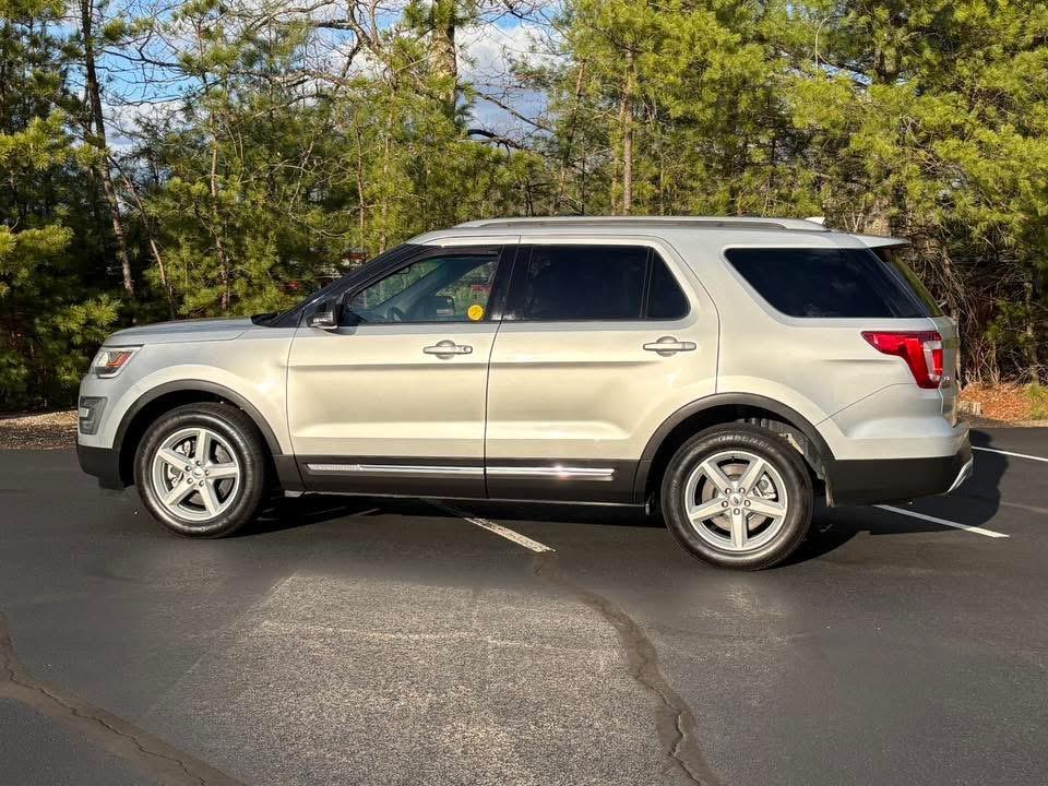 Ford Explorer XLT 4D SUV FWD 2016