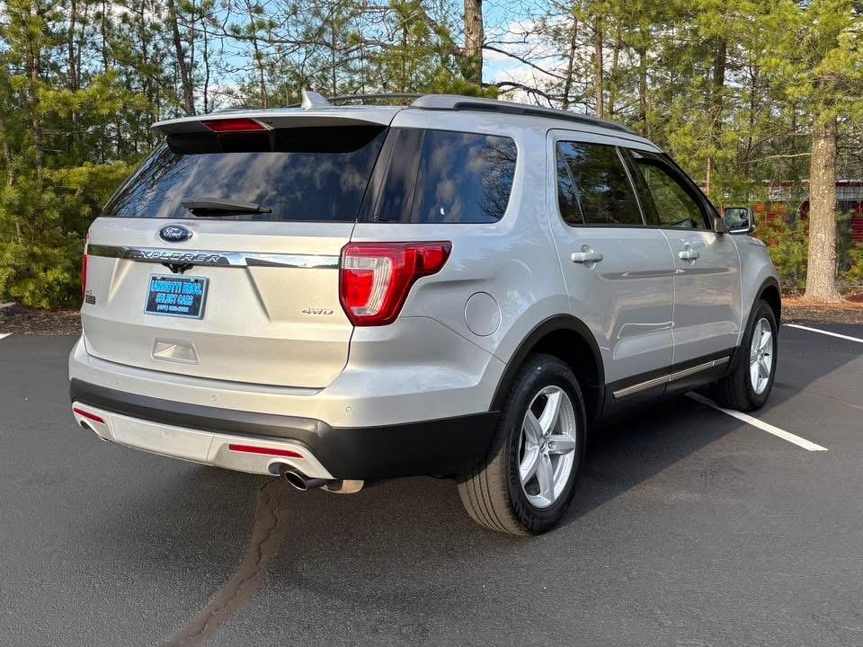 Ford Explorer XLT 4D SUV FWD 2016