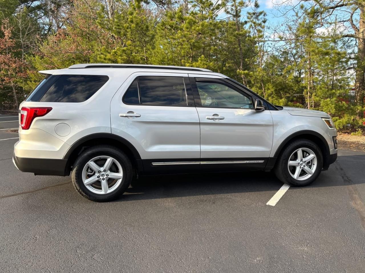 Ford Explorer XLT 4D SUV FWD 2016