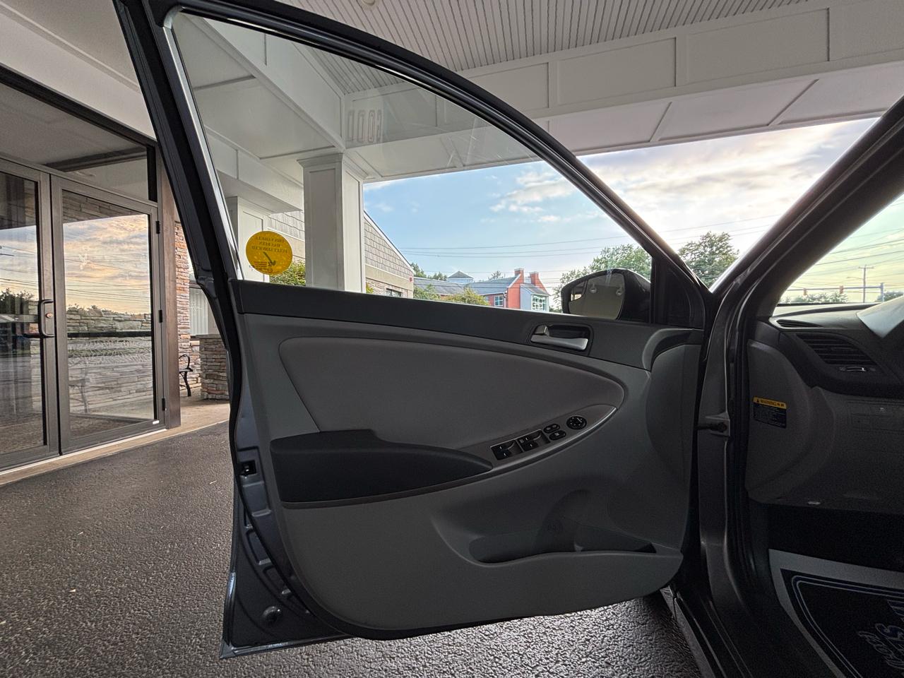 Hyundai Accent GLS 4-Door 6A 2015