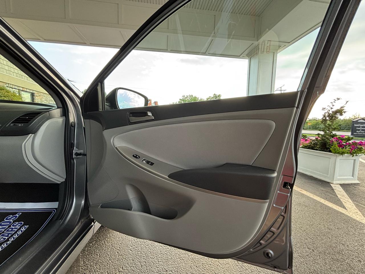 Hyundai Accent GLS 4-Door 6A 2015