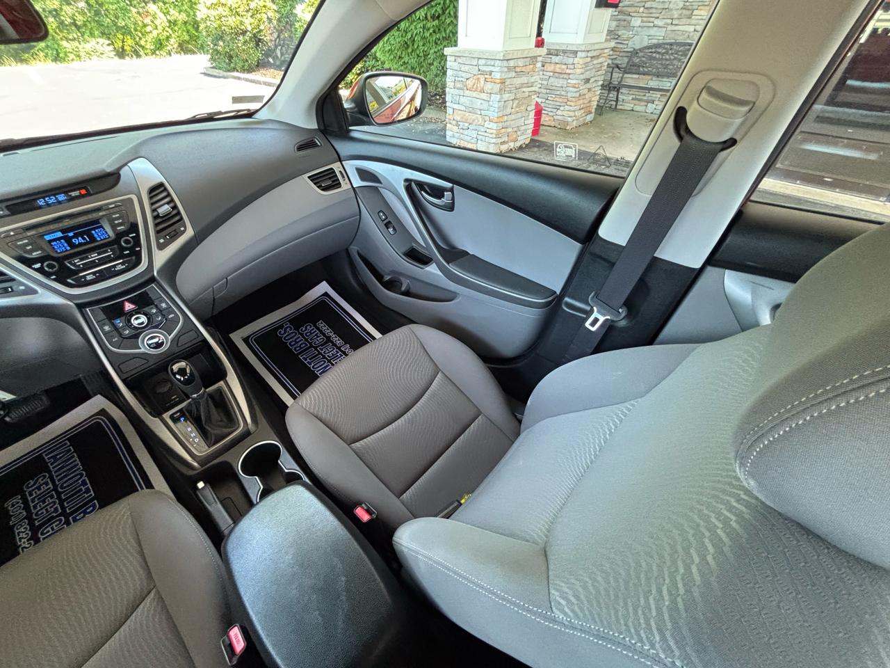 Hyundai Elantra SE 6AT 2015