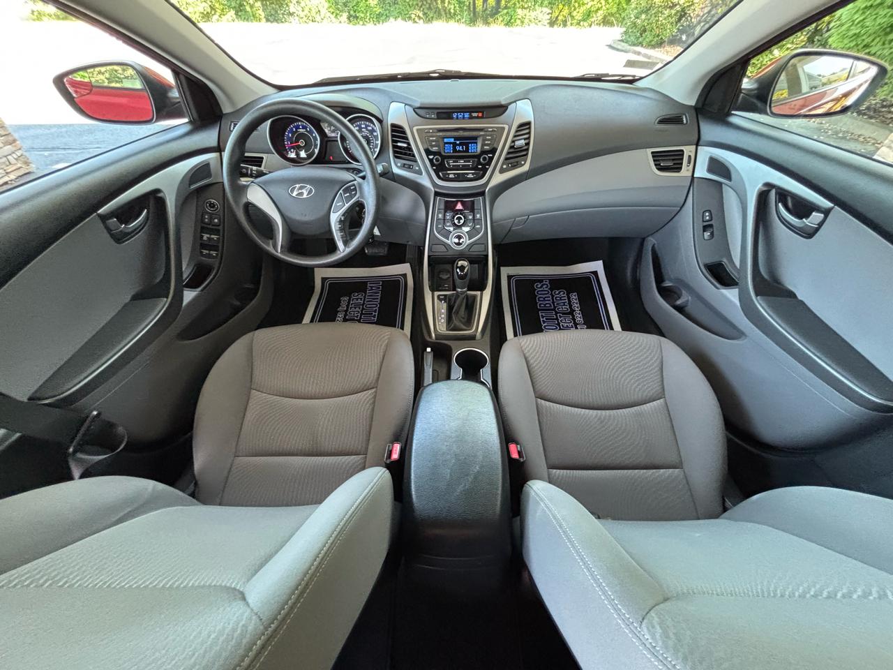 Hyundai Elantra SE 6AT 2015
