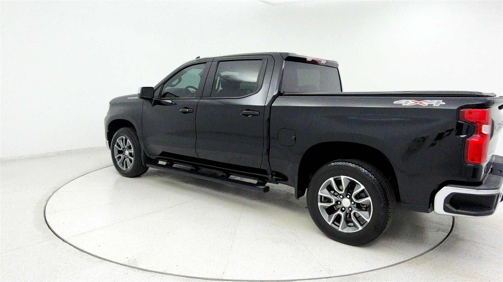 2023 Chevrolet Silverado 1500 LT photo 2