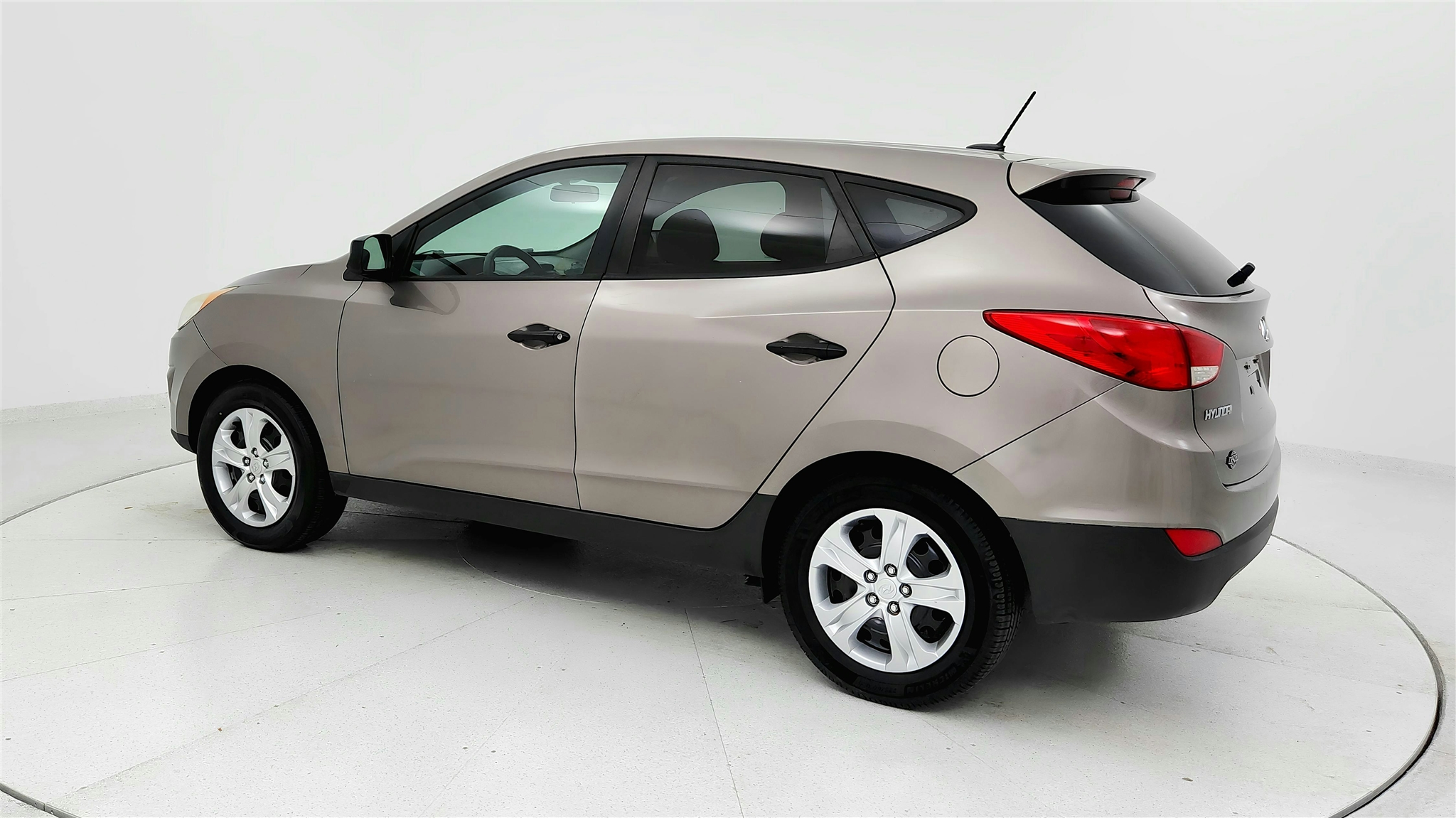 2012 Hyundai Tucson GL Sport photo 2