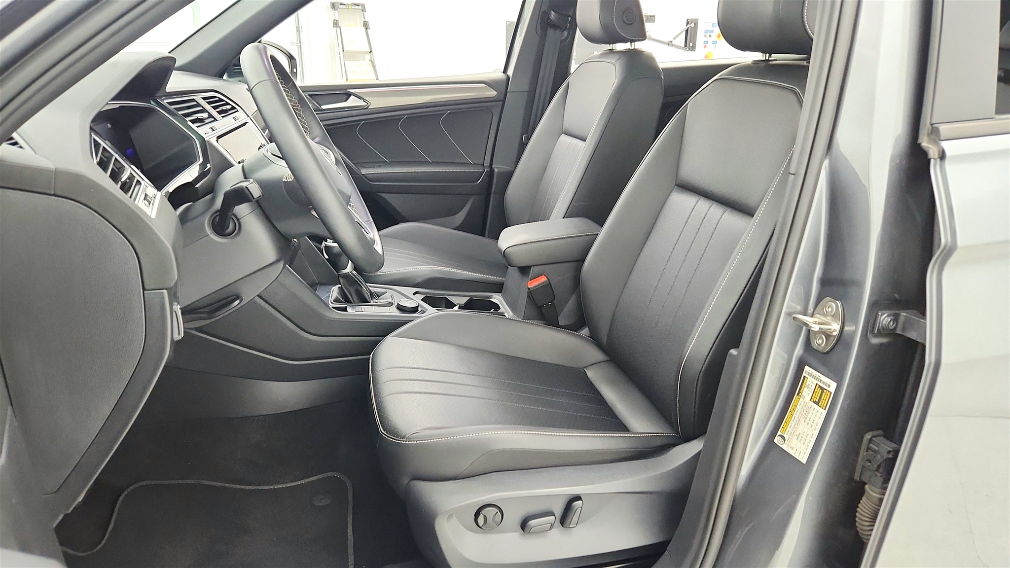2023 Volkswagen Tiguan SE R-Line Black photo 28