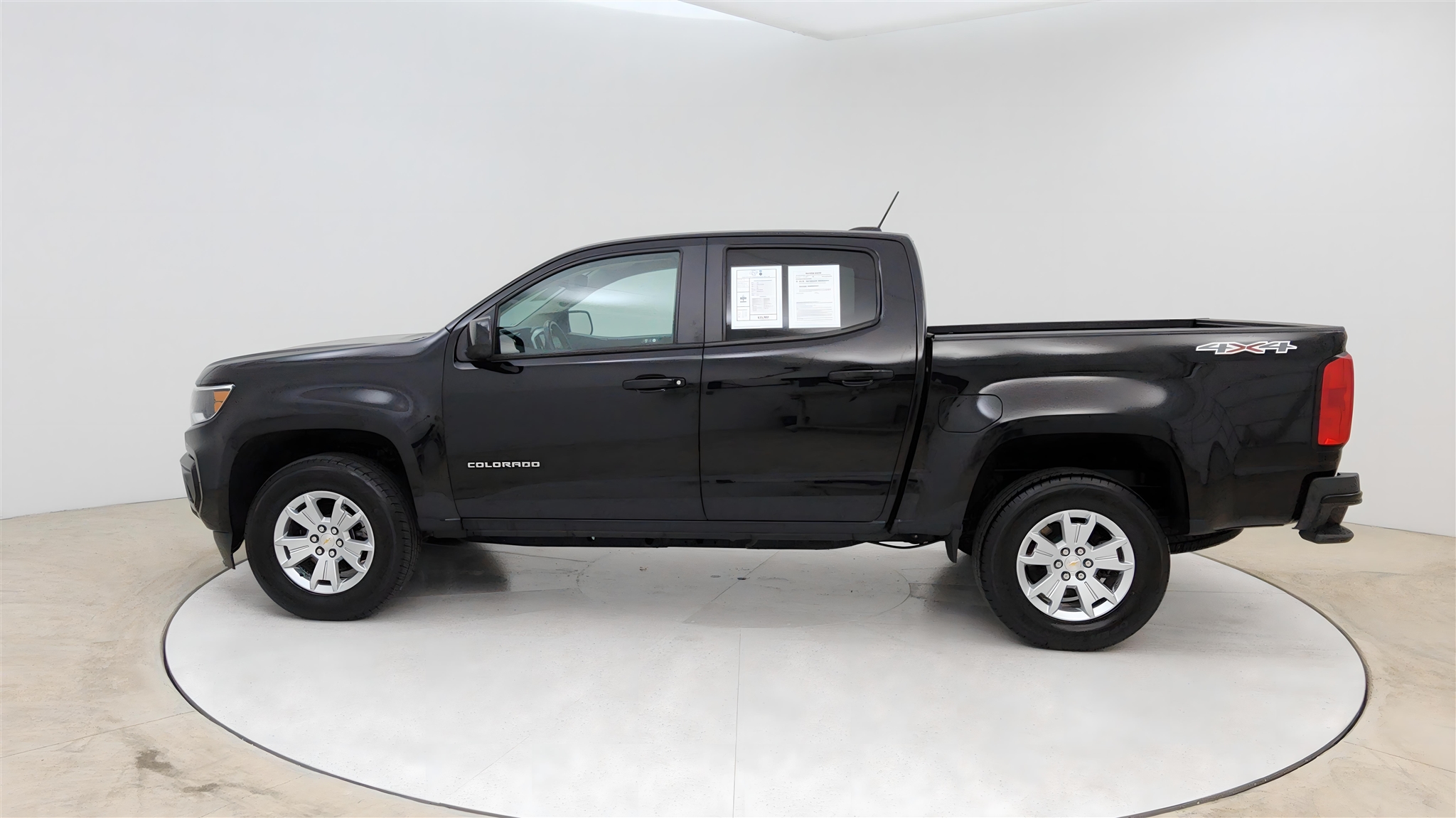 2021 Chevrolet Colorado LT photo 2