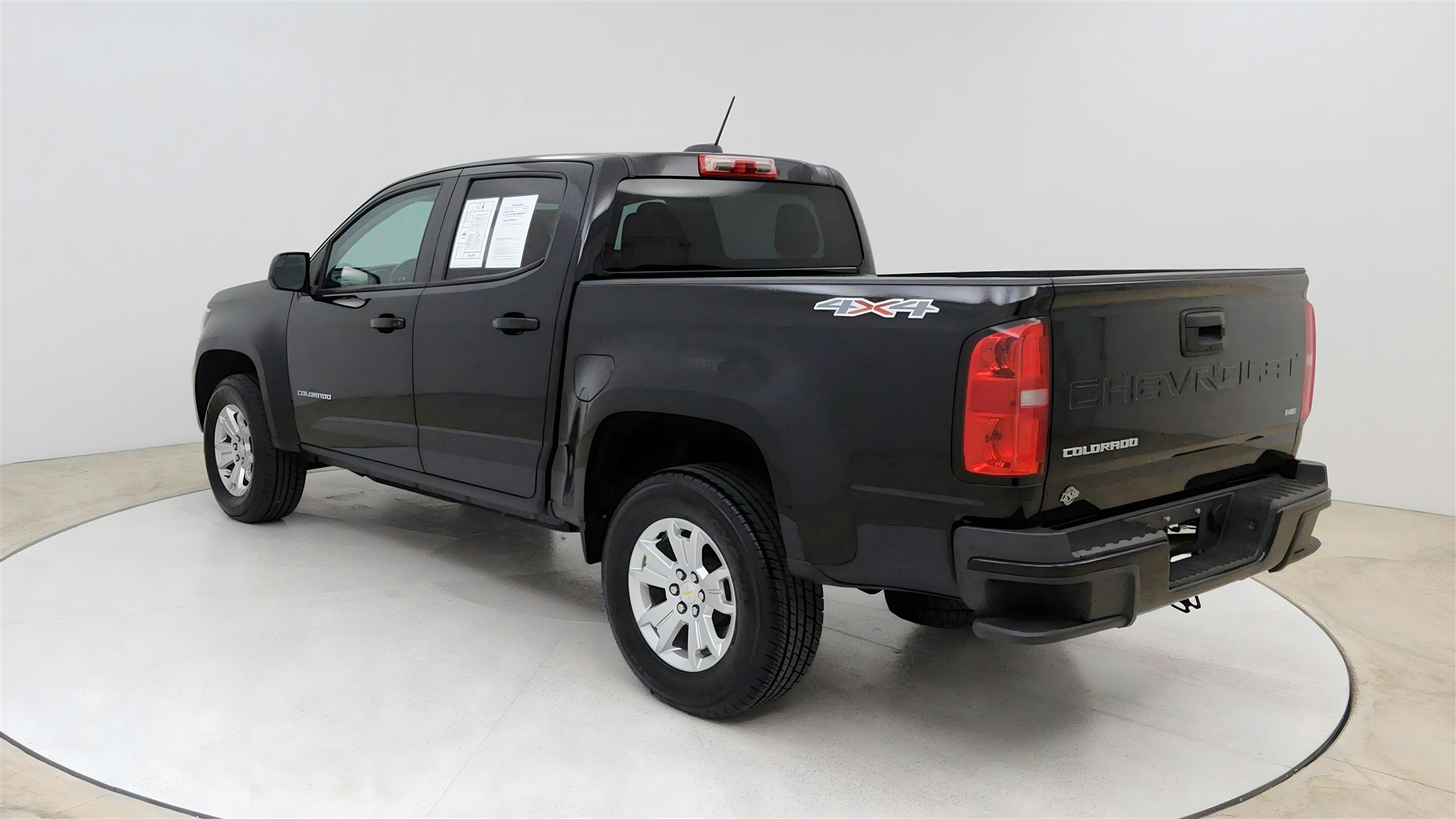 2021 Chevrolet Colorado LT photo 3