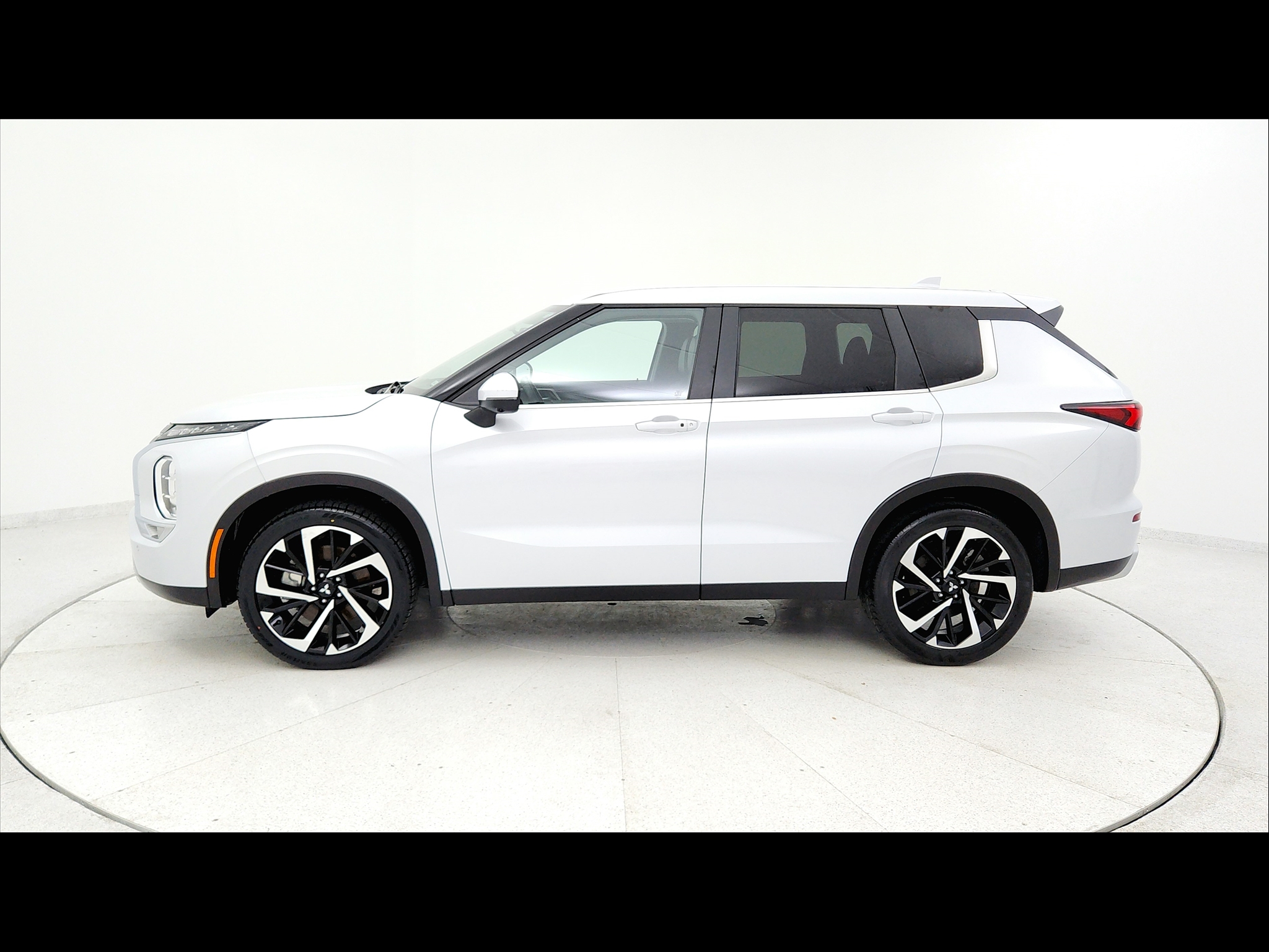 2024 Mitsubishi Outlander SE's photo