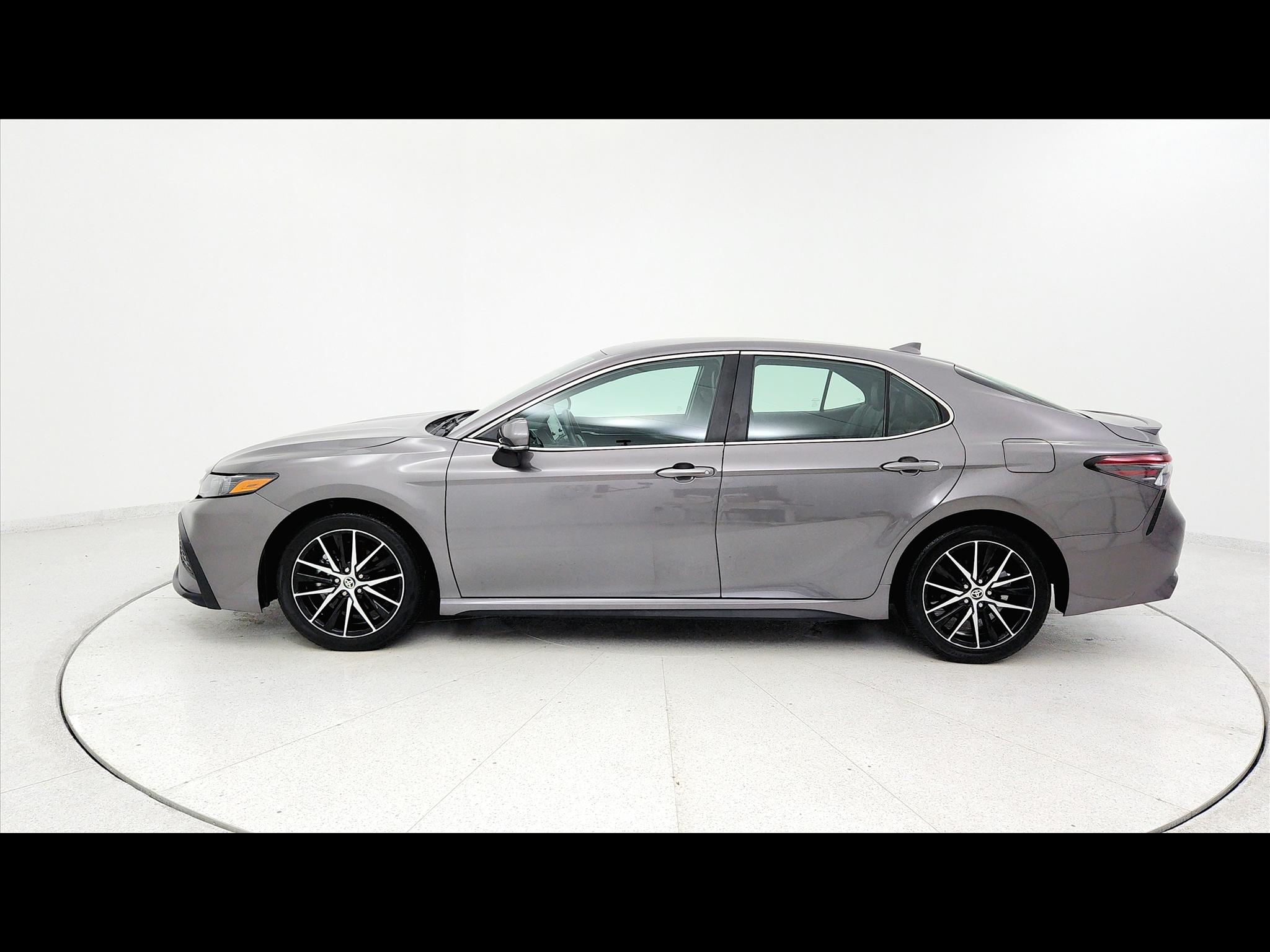 2024 Toyota Camry SE's photo