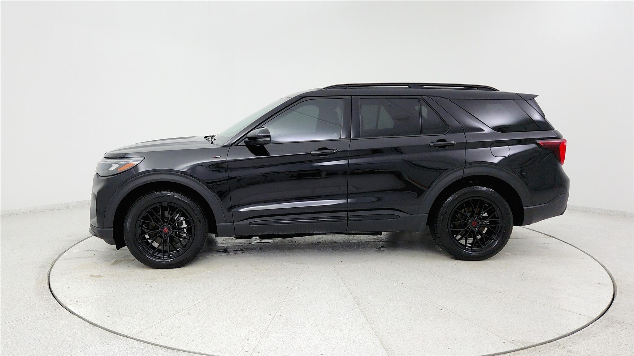 Ford Explorer photo 2