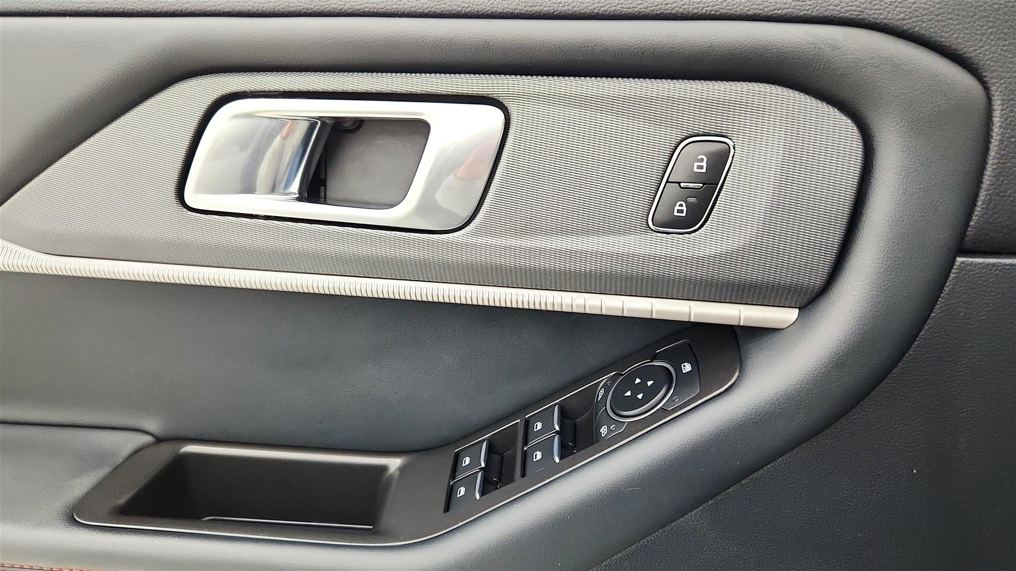 Ford Explorer photo 28