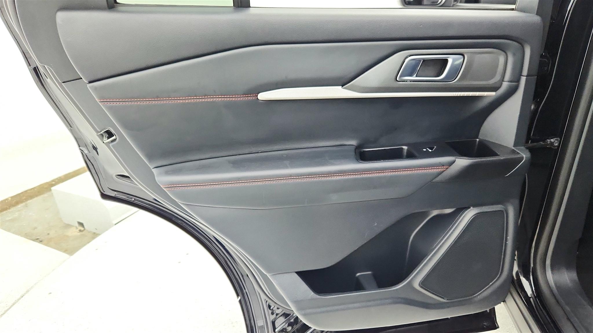 Ford Explorer photo 30