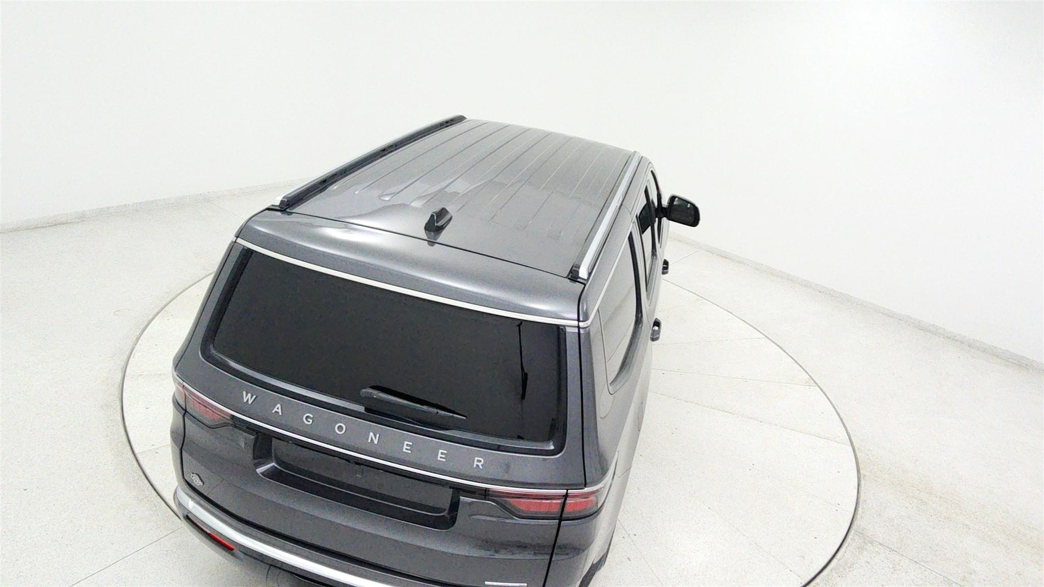 Jeep Wagoneer photo 39